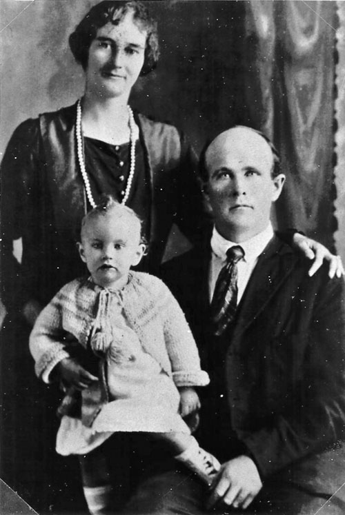 Thomas V. B. & Tessie (Culpepper) Reeves with daughter Edna